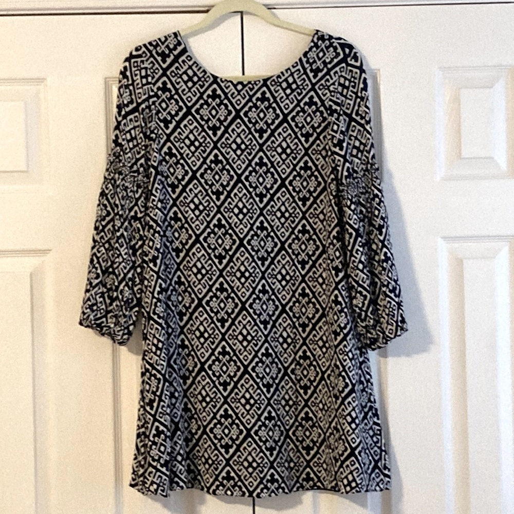 Crown & Ivy swing dress size 4 100% Rayon 3/4 sleeves with a midway ruffle